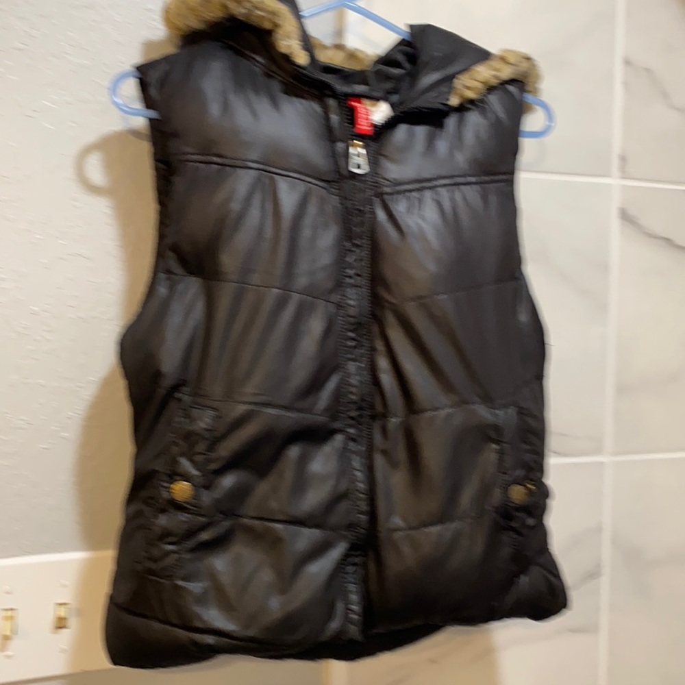 Divided puffy vest